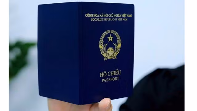 Le nouveau modèle de passeport vietnamien (couverture bleu-violet). Photo : VOV. 