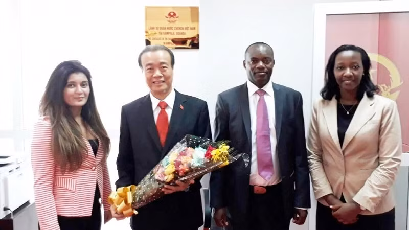 L'ambassadeur vietnamien Nguyên Kim Doanh (2ème, à gauche), le consul d’honneur du Vietnam en Ouganda, Mulenga Augustus Ceasor (2ème, à droite). Photo : baoquocte.vn.