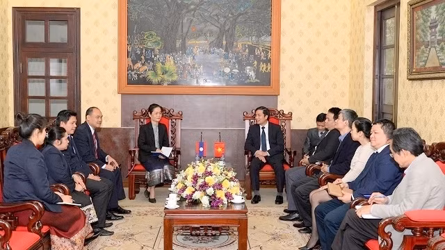 La séance de travail entre les responsables du journal Nhân Dân et ceux du journal laotien Pasaxon. Photo: NDEL.