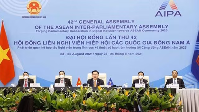 Le Président de l'Assemblée nationale du Vietnam, Vuong Dinh Huê (au milieu), s'exprime lors de l'AIPA-42, organisée par visioconférence du 23a u 25 août. Photo : VNA.