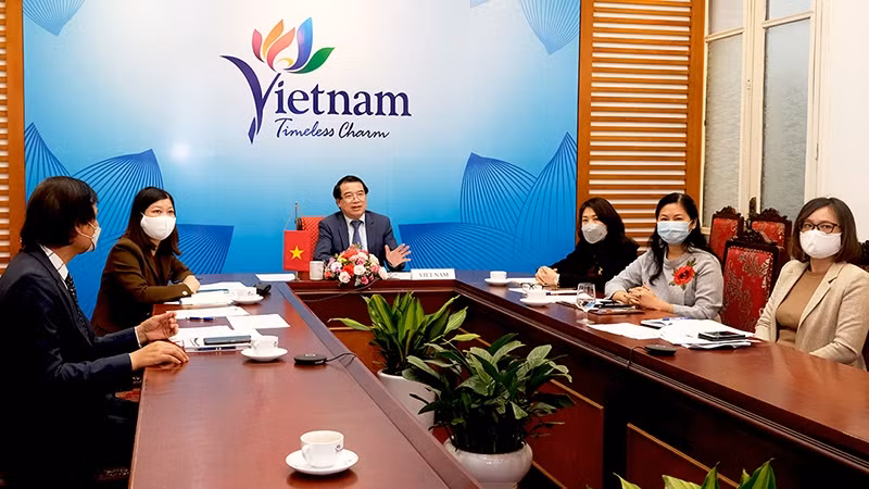 La 2e réunion du groupe de travail conjoint Vietnam-Cambodge sur le tourisme tenue en ligne le 26 novembre. Photo : NDEL.