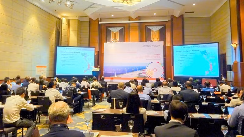 Table ronde : « Développement de l'énergie éolienne offshore - Expériences néerlandaises et opportunité pour le Vietnam », le 9 avril à Hanoi. Photo : DH/NDEL..