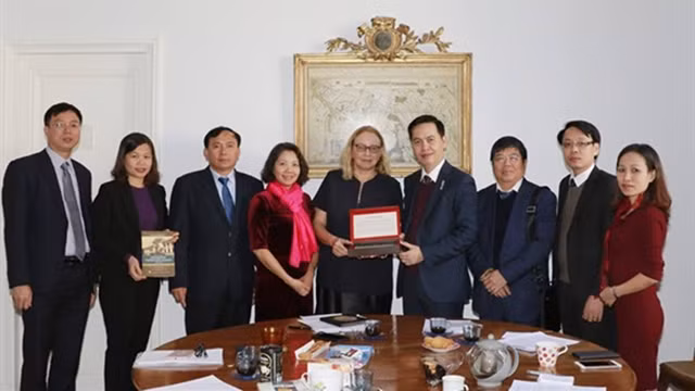 La délégation du Département d'État de gestion des documents et des archives relevant du ministère de l’Intérieur du Vietnam en visite de travail au Département des Archives du Ministère français de la Culture et de l’Information. Photo : nongnghiep.vn