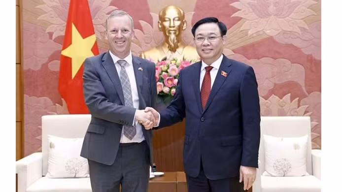 Le Président de l'Assemblée nationale du Vietnam, Vuong Dinh Huê (à droite), et l'ambassadeur britannique au Vietnam, Gareth Ward. Photo : VNA.