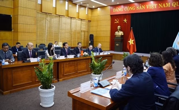 Le ministre vietnamien de l’Industrie et du Commerce, Nguyên Hông Diên, reçoit le ministre argentin des Relations extérieures, du Commerce international et du Culte, Santiago Andres Cafiero. Photo : VNA