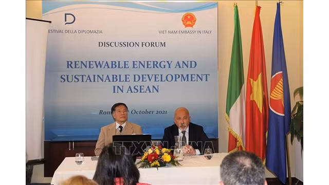 Le vice-président de l'Association Italie - ASEAN, Romeo Orlandi (à droite) et le conseiller du Commerce de l'Ambassade du Vietnam en Italie, Nguyên Duc Thanh (à gauche). Photo : VNA.