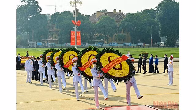 Les dirigeants du Parti et de l’État rendent hommage au Président Hô Chi Minh. Photo : NDEL.
