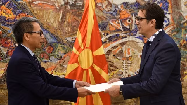 L’ambassadeur vietnamien en Macédoine du Nord, Doàn Tuân Linh (à gauche), présente ses lettres de créance au Président macédonien Stevo Pendarovski. Photo: BQT.