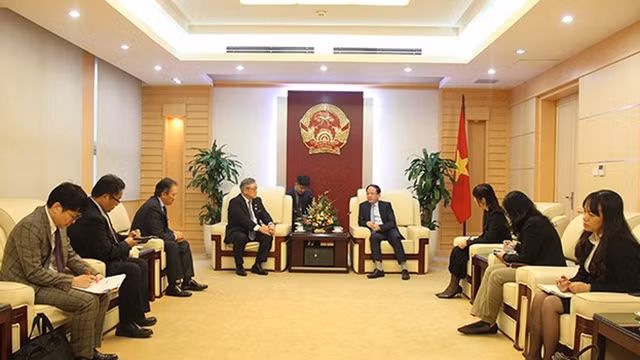 La rencontre entre le vice-ministre de l’Information et de la Communication Pham Anh Tuân et le directeur général et directeur exécutif du groupe japonais Hitachi, Higashihara Toshiaki. Photo : viettimes.vn.