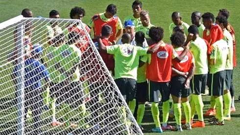 Le sélectionneur du Brésil, Luiz Felipe Scolari (centre), parle avec ses joueurs lors d'un entraînement à la veille du match contre le Chili, le 27 juin à Belo Horizonte. Photo: AFP/VNA