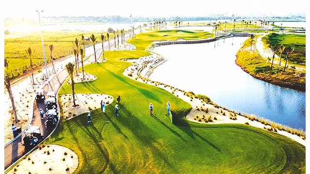 Da Nang organisera le festival de golf de Dà Nang 2022 pour attirer davantage de visiteurs de haut de gamme, dont des touristes sud-coréens. Photo: hanoimoi.com.vn