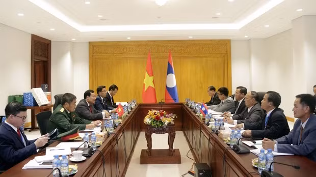 L'entretien entre le général de brigade Lê Tân Toi, chef de la Commission de la Défense et de la Sécurité de l'AN du Vietnam, et le général de division Vongsack Phanthavong, chef de la Commission de la Défense et de la Sécurité de l'AN du Laos. Photo : VNA.