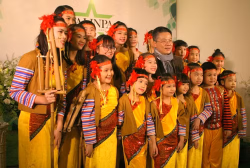 Le professeur Ngô Bao Châu et les enfants de Sol Art prennent la photo de souvenir. Photo: VOV.