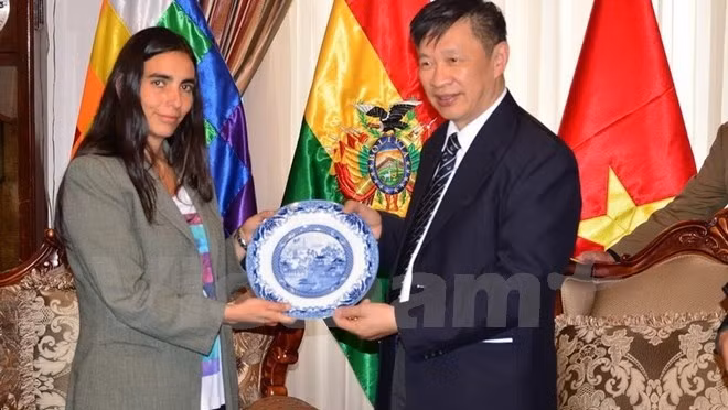 Nguyên Tuân Phong, chef adjoint de la Commission centrale des Relations extérieures du PCV et la présidente de la Chambre des Députés de Bolivie, Gabriela Montano. Photo: VNA.