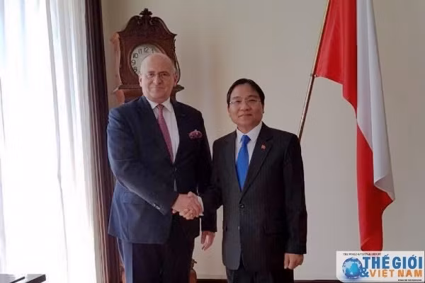 L'Ambassadeur vietnamien en Pologne, Vu Dang Dung (à droite) et le gouverneur de la province de Lodz, Zbigniew Rau. Photo: baoquocte.vn.