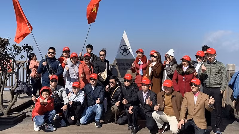 Un groupe des touristes au mont Fansipan qui, avec ses 3 143 m, est surnommé au sens propre comme au figuré le « Toit de l’Indochine ». Photo : truyenhinhdulich.vn