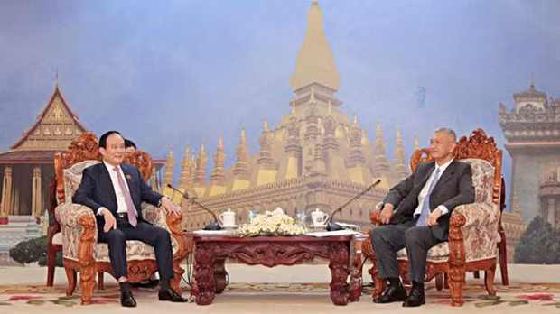 Le secrétaire adjoint du Comité du PCV de la ville de Hanoi, président de Conseil populaire municipal et chef adjoint de la délégation parlementaire de Hanoi, Nguyên Ngoc Tuân, et le secrétaire du Comité municipal du PPRL et président du Conseil populaire de la capitale Vientiane, Anouphap Tounalom. Photo : VNA.