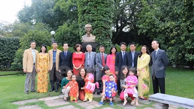 Des représentants de la communauté des Vietnamiens résidant au Mexique prennent des photos souvenirs devant la statue du Président Hô Chi Minh dans l’enceinte de l’Ambassade du Vietnam. Photo: VNA.