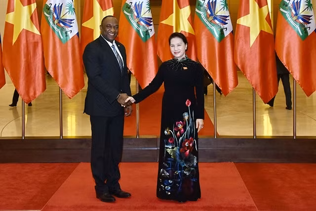 La Présidente de l'AN vietnamienne, Nguyên Thi Kim Ngân (à droite), et le Président du Sénat de la République d’Haïti, Youri Latortue, le 19 juin à Hanoi. Photo: NDEL.