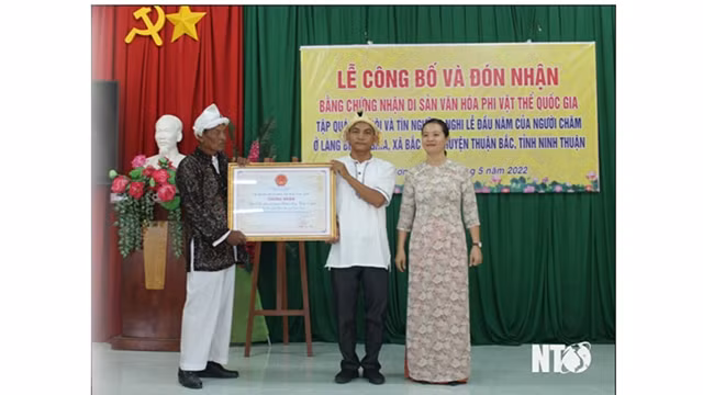 La cérémonie de remise du certificat d’inscription du « Rituel du Nouvel An des Cham dans le village de Binh Nghia ». Photo : Journal Ninh Thuân.