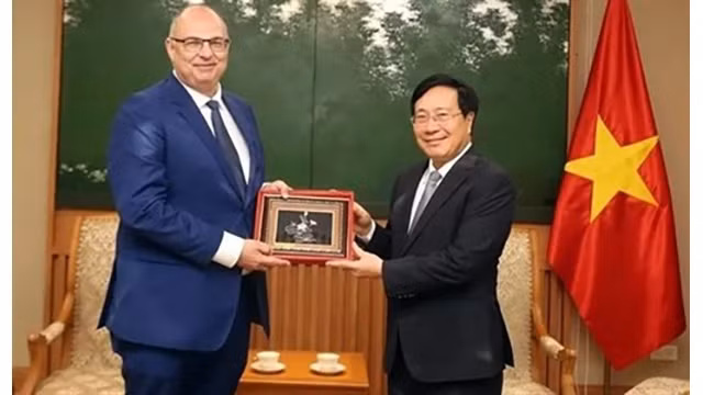 Le Vice-Premier ministre permanent vietnamien, Pham Binh Minh (à droite), et l'ambassadeur du Danemark au Vietnam, Kim Hojlund Christensen, le 5 juillet. Photo : VGP.
