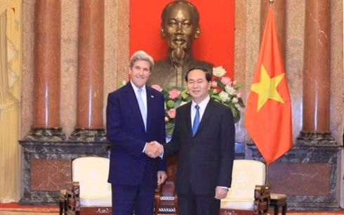 Le Président Trân Dai Quang (à droite) et l’ancien Secrétaire d’État américain, John Kerry. Photo: VOV.