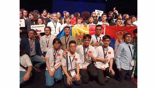 Les élèves vietnamiens participant aux Olympiades européennes de physique 2022. Photo : laodong.vn