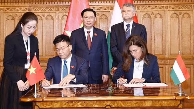 Le ministre vietnamien de la Justice, Lê Thanh Long, et la ministre hongroise de la Justice Judit Varga signent le 27 juin un programme de coopération entre les deux ministères de la Justice pour la période 2022- 2023 en présence des présidents de l'Assemblée nationale des deux pays. Photo : VNA.