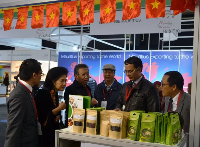 L’Ambassadeur vietnamien en Afrique du Sud, Vu Van Dung, et le chef de la délégation de promotion commerciale du Vietnam, Ngô Khai Hoàn. Photo: VOV.