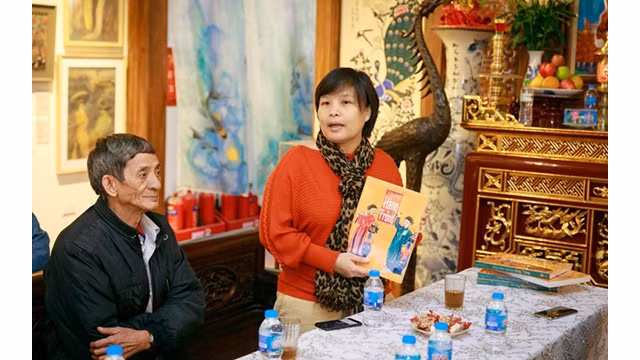 La directrice du Musée de la céramique de Hanoi présente son recueil d’estampes populaires de Hàng Trông: Photo : NDEL.