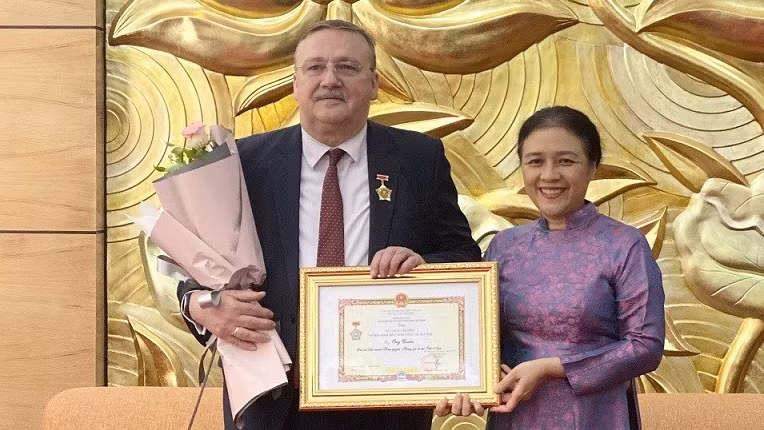L’ambassadeur hongrois au Vietnam, Ory Csaba, lors de la cérémonie de remise de la médaille « Pour la paix et l'amitié entre les peuples », le 28 juillet à Hanoï. Photo : baoquocte.vn.