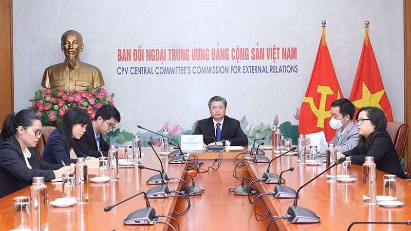 La délégation vietnamienne lors du séminaire virtuel entre le Vietnam et la Chine sur la prévention et le contrôle du COVID-19. Photo : baoquocte.vn.