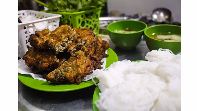 Les « chả rươi » (hachis frit de néréides). Photo : https://baoquocte.vn