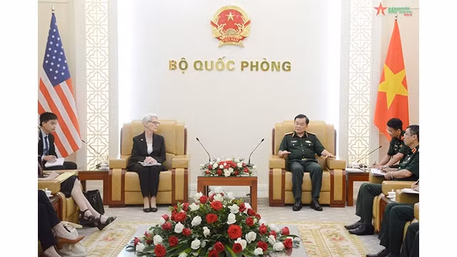 Le général de corps d’armée Hoàng Xuân Chiên, vice-ministre vietnamien de la Défense (à droite) et la sous-secrétaire d'État américaine, Wendy Sherman (à gauche). Photo : VNA.