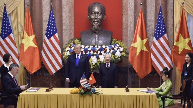 VietJet Air et Boeing signent leur accord d'achat des avions, en présence du Secrétaire général du PCV et Président vietnamien Nguyên Phu Trong et du Président américain Donald Trump. Photo : VNA.