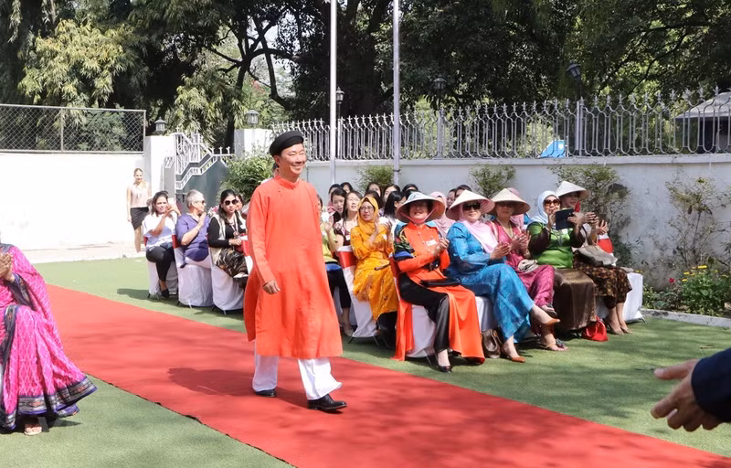 L’ambassadeur du Vietnam en Inde, Pham Sanh Châu, présente l’ao dai des hommes vietnamiens lors du programme « La beauté de l’ao dai du Vietnam en Inde ». Photo: VNA