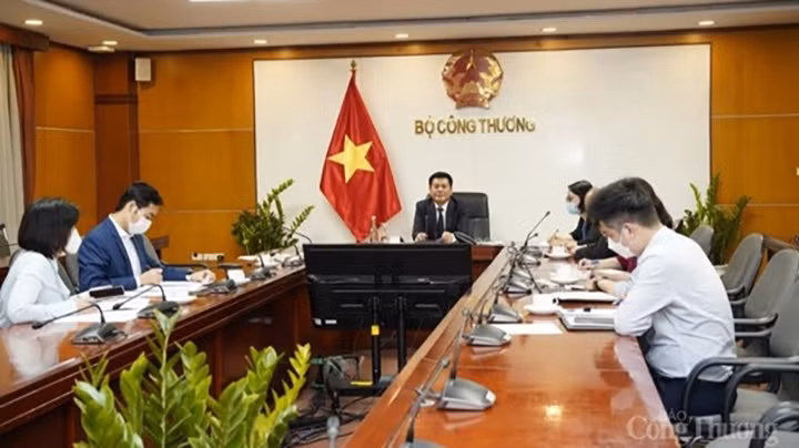 Le ministre de l'Industrie et du Commerce, Nguyên Hông Diên (au milieu). Photo : congthuong.vn