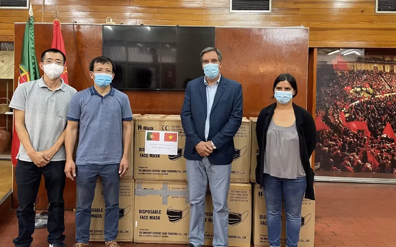 Les représentants du Journal Nhân Dân (le Peuple) en France ont fait don de 20 000 masques médicaux au Portugal. Photo : NDEL.