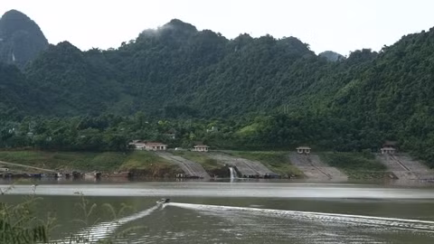 La zone touristique du lac de Hoa Binh, une destination prisée des touristes vietnamiens comme étrangers.Photo : CVN..