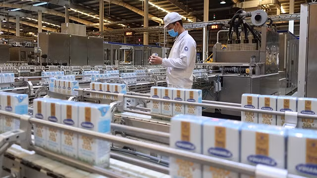 Vinamilk se trouve dans la liste des 10 plus grandes entreprises vietnamiennes alimentaires et de boissons. Photo : VGP.