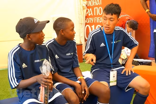 Hà Danh Du (premier, droite) et des amis étrangers avant leur compétition de football. Photo : VNA.