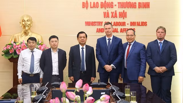 Les responsables du ministère vietnamien du Travail, des Invalides de guerre et des Affaires sociales et de la compagnie hongroise Prohuman. Photo : thoidai.com.vn.