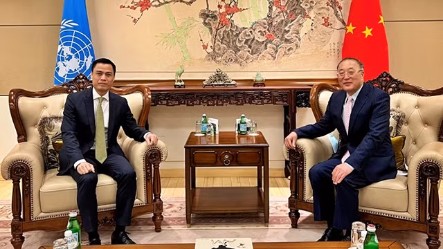 L'ambassadeur Dang Hoàng Giang, représentant permanent du Vietnam auprès de l'ONU (à gauche) et son homologue chinois Zhang Jun. Photo : VOV.