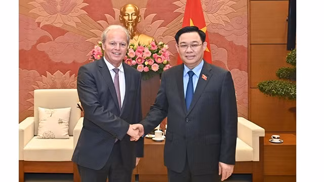 Le Président de l’Assemblée nationale, Vuong Dinh Huê (à droite), et le directeur général des opérations de la Banque mondiale, Axel van Trotsenburg. Photo: VNA