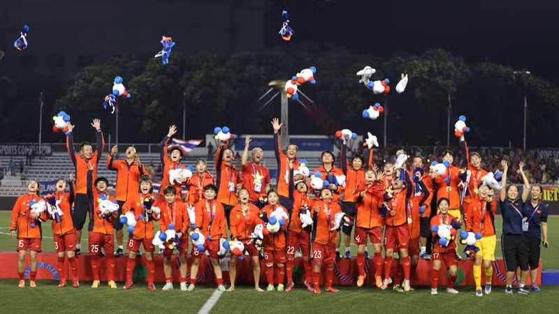 L'équipe féminine vietnamienne monte sur le trône aux SEA Games 30. Photo : baodautu.vn.