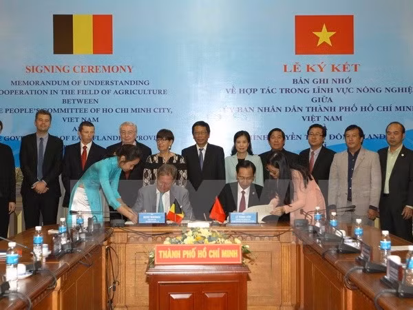 Cérémonie de signature du Mémorandum de coopération dans l'agriculture entre HCM-Ville et la province de Flandre-Orientale de Belgique. Photo: VNA. 