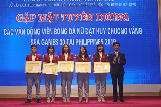 Les footballeuses vietnamiennes mises à l’honneur. Photo : NDEL.