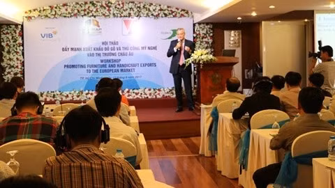 Colloque sur la «Promotion des exportations de meubles en bois et d'objets d'artisanat vers le marché européen», le 13 juin à Hô Chi Minh-Ville. Photo: CVN.