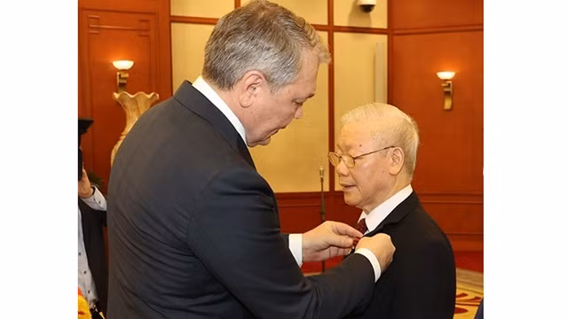 Le Vice-Président du PCFR, Leonid Kalashnikov, remet le prix Lénine du Comité central du Parti communiste de la Fédération de Russie au Secrétaire général du PCV, Nguyên Phu Trong (à droite). Photo : VNA.