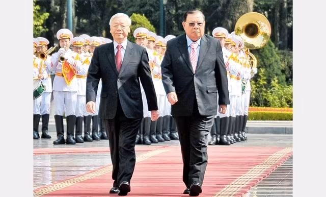 Le Chef du PCV, ​Nguyên Phu Trong (à gauche), et le Secrétaire général du ​PPRL et Président du Laos, Bounnhang Vorachit. Photo: NDEL.